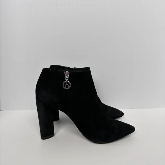 Wishbone β Sleek Black Ankle Booties with Modern Design size 9 - Picture 2 of 8